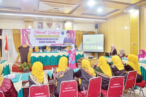 Jadi Narasumber Kapasitas Bundo Kanduang, Yenni: Banyak Perempuan Minang Melupakan Sumbang 12 1 narasumber— Yenni Andri Warman menjadi narasumber dalam kegiatan peningkatan kapasitas Bundo Kanduang, Rabu (20/9), di aula Kantor Wali Nagari Manggopoh.