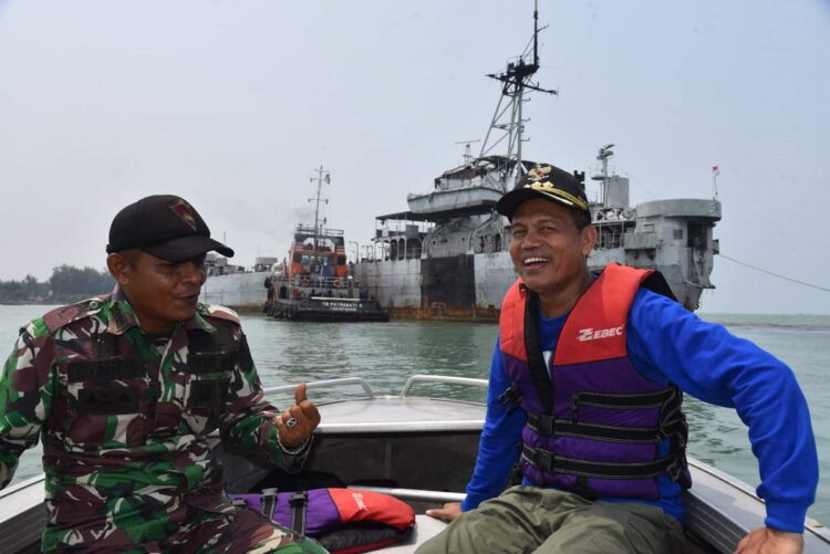 Kota Pariaman Miliki Kapal Perang, KRI Teluk Bone jadi Museum 1 KEDATANGAN KRI— Wako Genius Umar saat menyambut kedatangan KRI Teluk Bone 511 di perairan Kota Pariaman, tepatnya di kawasan Pantai Pauh.