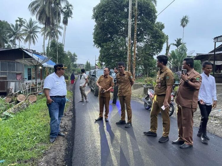PENGASPALAN JALAN—Bupati Suhatri Bur melakukan peninjauan pengaspalan jalan lingkar Pasar Sungai Geringging yang telah selesai dilaksanakan, kemarin.