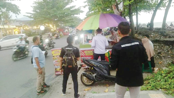 Jelang Penertiban, Pemko Padang Gencar Sosialisasi ke Pedagang 1 GENCARKAN SOSIALISASI— Petugas Dinas Pariwisata Padang gencar melakukan sosialisasi kepada seluruh pedagang di kawasan Pantai Padang , jelang dilakukan penertiban tenda ceper dan pungutan liar.