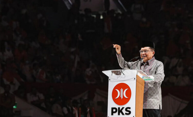 BERIKAN SAMBUTAN— Wakil Presiden RI ke 10 dan 12 Jusuf Kalla memberikan sambutan Bakal capres Koalisi Perubahan untuk Persatuan.