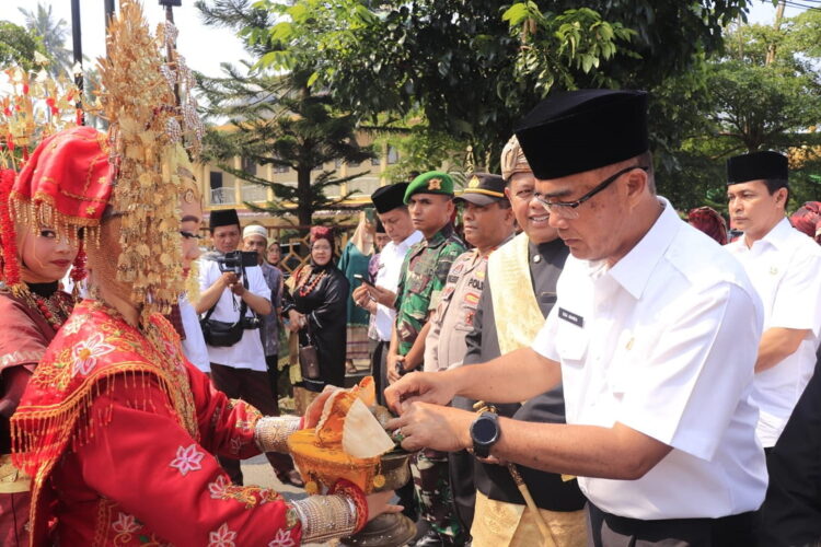 KAN dan Bundo Kanduang Memiliki Peran Penting Memajukan Nagari 1 PENGUKUHAN KAN— Plh Wali Kota Rida Ananda bersama Ketua KAN Payakumbuh YB.Dt. Parmato Alam disambut siriah jo carano pada acara pengukuhan KAN Tiakar.