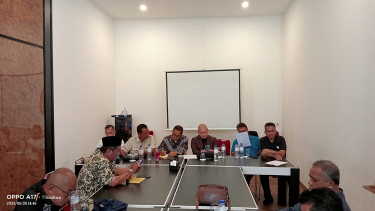 RUPS LB Diduga Disusupi, KMP Bank Nagari Nyatakan Sikap 1 JUMPA PERS— KMP Bank Nagari menggelar jumpa pers Kamis (28/9), menyatakan pernyataan sikap terkait akan diselenggarakannya RUPS LB Bank Nagari 11 Oktober mendatang.