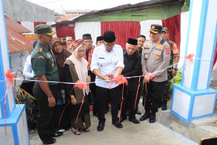 Kota Padang Miliki Kampung Bebas Narkoba 1 PERESMIAN— Wali Kota Padang Hendri Septa bersama Kapolresta, Dandim dan jajaran Forkopimda meresmikan Kampung Bebas Narkoba, di Kampung Karan, Rabu (20/9).