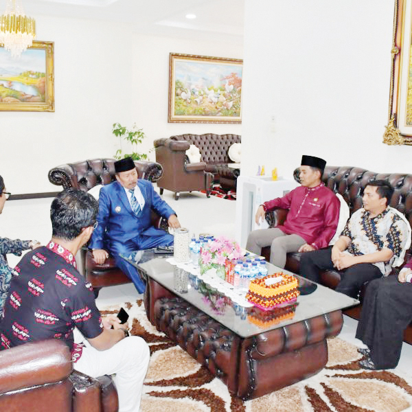 KPU Silaturahmi dengan Bupati AWR Bahas Deklarasi Pemilu Damai 1 SILATURAHMI— Ketua KPU Agam, Herman Susilo melakukan silaturahmi dengan Bupati Agam Andri Warman (AWR), membahas agenda deklarasi pemilu damai 2024.