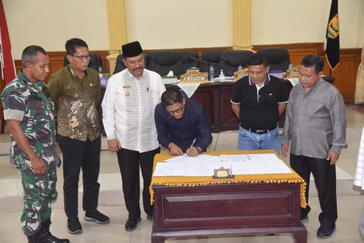 KUA-PAS APBD Perubahan Disahkan, Lima Fraksi DPRD Setuju 1 SAHKAN—Ketua DPRD dan Wawako Pariaman serta forkompinda OPD saat pengesahan APBD Perubahan.