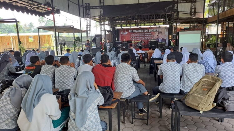 Pelatihan Pelestarian Kesenian Minang di Payakumbuh, Kadisbud Sumbar Apresiasi dan Dukungan 1 SAMBUTAN—Kepala Dinas Kebudayaan Provinsi Sumatera Barat yang diwakili Sekretaris OPD, Yayat Wahyudi saat berikan sambutan.