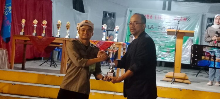 SERAHKAN PIALA— Kadispora Sumbar Drs Maifrizon menyerahkan trofi kepada juara LLA-TJPHK II 2023 pada penutupan lomba di Kantor KAN Pauh IX Kuranji