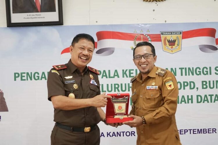 Kajati Sumbar Kunjungi Tanah Datar, Bupati Eka Putra Senang 1 TERIMA CENDERA MATA— Kajati Sumbar Asnawi menerima cendera mata dari Bupati Eka Putra.