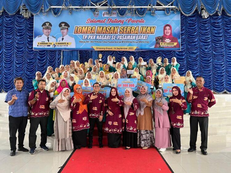 Zulkifli Terima Bantuan Pembangunan RTLH Dari Baznas Provinsi, Eka Putra: Masyarakat yang Belum Menerima Bantuan Baznas Bersabar 1 FOTO BERSAMA— Ketua GOW Ny. Fitri Risnawanto, Ketua DWP Ny. Ayu Hendra Putra, Kadis Perikanan Zulfi Agus serta stakeholder foto bersama.pada Kamis (14/9), di Balerong Pusako Anak Nagari.