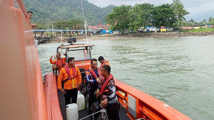 Kapal Pengangkut Barang Hilang di Laut Pessel, Membawa 2 Orang ABK 1 KAPAL HILANG— Tim SAR melakukan pencarian kapal pengangkut barang yang hilang di perairan
Kabupaten Pessel.