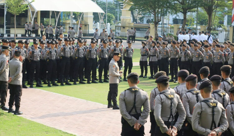 Berikan Arahan saat Apel, Kapolda Minta Bintara Remaja tidak Sombong Setelah jadi Polisi 1 BERI ARAHAN—Kapolda Sumbar Irjen Pol Suharyono saat memberikan arahan kepada Bintara Remaja di lapangan apel Polda Sumbar, Jalan Jenderal Sudirman, Kecamatan Padang Barat, Kota Padang
pada Senin (18/9).