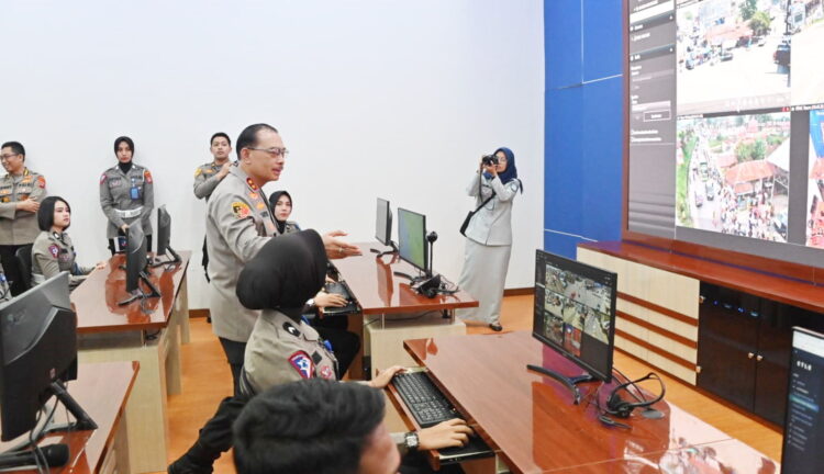 Resmikan Gedung RTMC Ditlantas yang Baru, Kapolda Sumbar Minta Polantas Tingkatkan Profesionalisme dalam Melayani Masyarakat 1 DIRESMIKAN— Kapolda Sumbar Irjen Pol Suharyono saat meninjau pengoperasian ruang RTMC Ditlantas yang baru diresmikan.