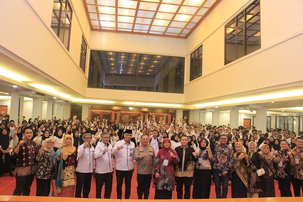 Kapolda Sumbar Motivasi Mahasiswa BaruUBH 1 BERI MOTIVASI-Kapolda Sumbar Irjen Pol Suharyono saat memberikan motivasi kepada mahasiswa baru di Universitas Bung Hatta.
ist