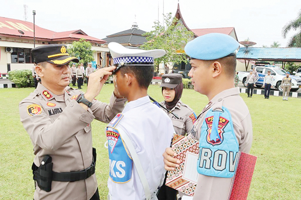 PENGUKUHAN— Kapolres Agam, AKBP Muhammad Agus Hidayat mengukuhkan PKS SMA Negeri 3 Lubuk Basung, Senin (4/9).