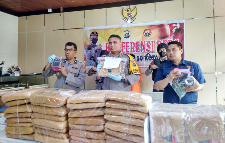GANJA— Kapolres Limapuluh Kota AKBP Ricardo Condrat Yusuf didamping Kabag Ops Kompol Rudi Munanda dan Kasatresnarkoba Iptu Andhika memperlihatkan barang buktti 54,1 kg ganja yang disita dari penangkapan pelaku Gito.
