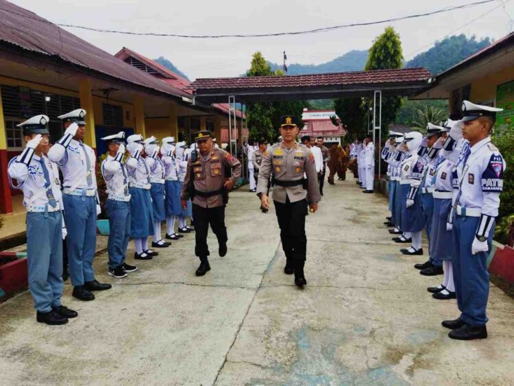 Kapolres Solok Selatan Kunjungi SMAN 6 1 Kapolres Solok Selatan AKBP Arief Mukti Adhi Sabhara kabulkan permintaan undangan dari pihak sekolah SMAN 6 Solok Selatan dalam kunjungan