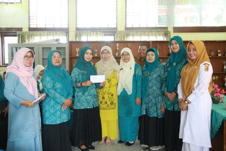 PENYERAHAN HADIAH—Ketua TP PKK Kota Solok Ny. Zulmiyetti bersama jajaran pengurus, menyerahkan hadiah kepada kader.
