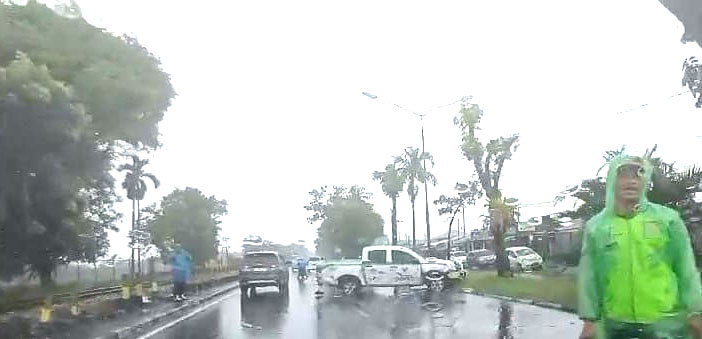 Mobil Pelat Merah Tabrak Pohon, Melintang di Tengah Jalan dan Bikin Macet 1 KECELAKAAN— Mobil pelat merah mengalami kecelakaan di Jalan Raya Tabing, Kecamatan Koto Tangah, Padang.