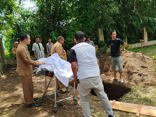 Dinsos Selenggarakan Pemakaman Mayat Terlantar 1 PEMAKAMAN—Kepala Dinas Sosial Irwan Suwandi turun langsung menyelenggarakan pemakaman mayat terlantar di tempat pemakaman mayat terlantar milik Pemko Payakumbuh.