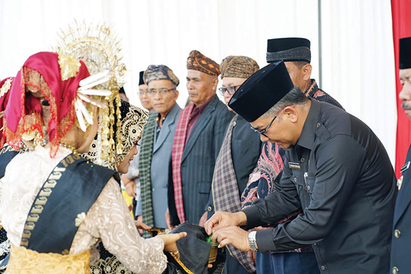 Ketua DPRD Hadiri Sertijab Wali Nagari Gadut 1 SIRIAH CARANO—
Ketua DPRD Agam Novi Irwan disambut siriah carano saat menghadiri sertijab wali nagari dan pelantikan Ketua TP PKK Nagari Gadut Kecamatan Tilatang Kamang periode 2023-2029, di Lapangan Monumen Avro Anson Gadut, Senin (18/9).