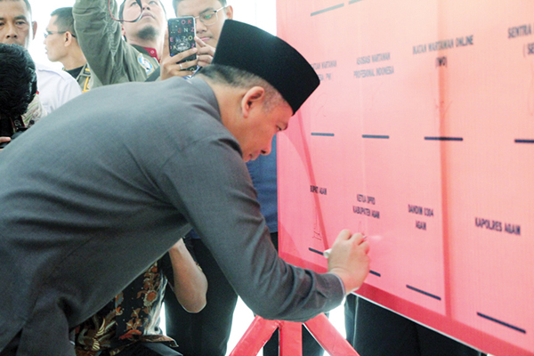 PENANDATANGANAN— Ketua DPRD Agam Novi Irwan melakukan penandatanganan deklarasi Pemilu Damai 2024, Kamis (7/9).