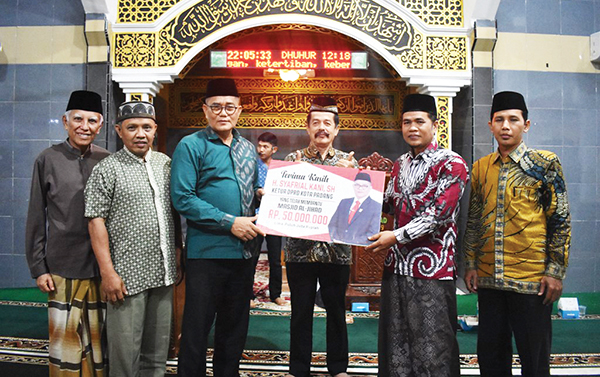 SERAHKAN BANTUAN— Ketua DPRD Kota Padang H. Syafrial Kani Dt Rajo Jambi menyerahkan bantuan untuk masjid, MTI, MDTA, dan Kongsi Kematian Masjid Jihad Kelurahan Sungai Sapih, saat kegiatan Reses III Tahun 2023.