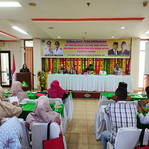Sosialisasi Perkoperasian di Bukit Gadang Sijunjung, Hendra Irwan Rahim: Tingkatkan Pemahaman terhadap Koperasi 1 SOSIALISAI PERKOPERASIAN— Ketua Dekopinwil Provinsi Sumbar, Ir.Hendra Irwan Rahim membuka secara resmi Sosialisasi Perkoperasian di Bukit Gadang Hotel Muaro, Jumat (29/9).