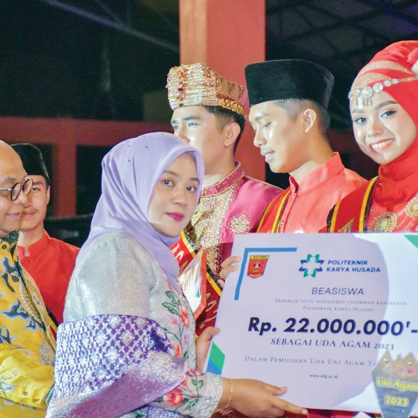 Uda Uni Diharapkan Promosikan Potensi Sektor Wisata 1 BERI REWARD— Ketua Dekranasda Kabupaten Agam, Ny. Yenni Andri Warman berikan reward berupa beasiswa kepada pemenang uda uni Kabupaten agam 2023, Senin (18/9) malam.
