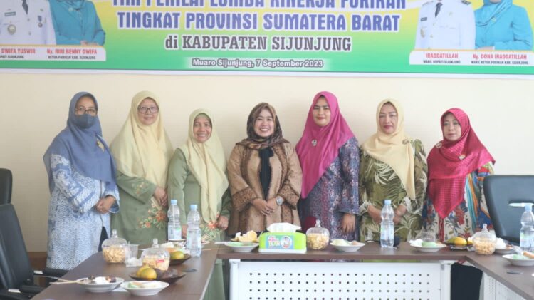 Tim Penilai Lomba Kinerja Forikan Kunjungi Kabupaten Sijunjung, Masuk Nominasi 6 Besar Tingkat Sumbar 1 SAMBUT—Ketua Forikan Kabupaten Sijunjung Ny. Riri Benny Dwifa menyambut kehadiran Tim Penilai dalam rangka Lomba Kinerja Forikan Tingkat Propinsi Sumatera Barat di Sekretariat Forikan Gedung Bersama, Muaro Sijunjung, Jumat (8/9).