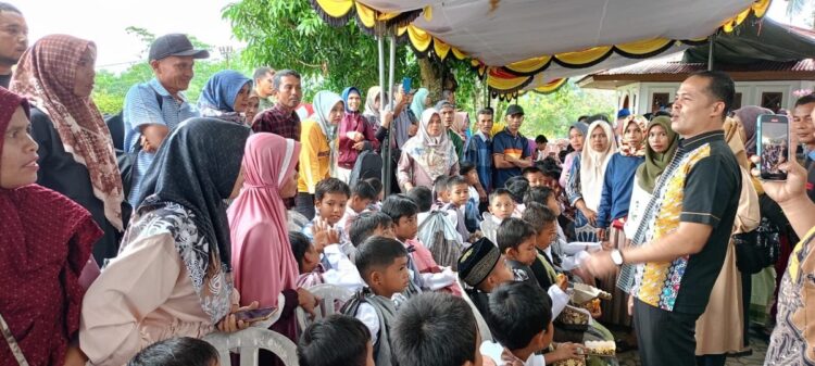 SAMBUTAN—Wakil Bupati Sijunjung, H. Iraddatillah, S. Pt memberikan sambutan saat pembukaan sunat massal yang dilakukan Indo Jalito Peduli.