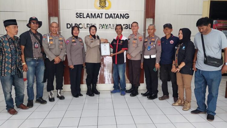 SERAHKAN—Ketua PWI Payakumbuh-Lima Puluh Kota menyerahkan penghargaan kepada Polres Payakumbuh