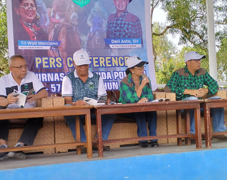 KETERANGAN PERS— Ketua Pordasi Pusat Tri Wati Marciano memberikan keterangan pers.