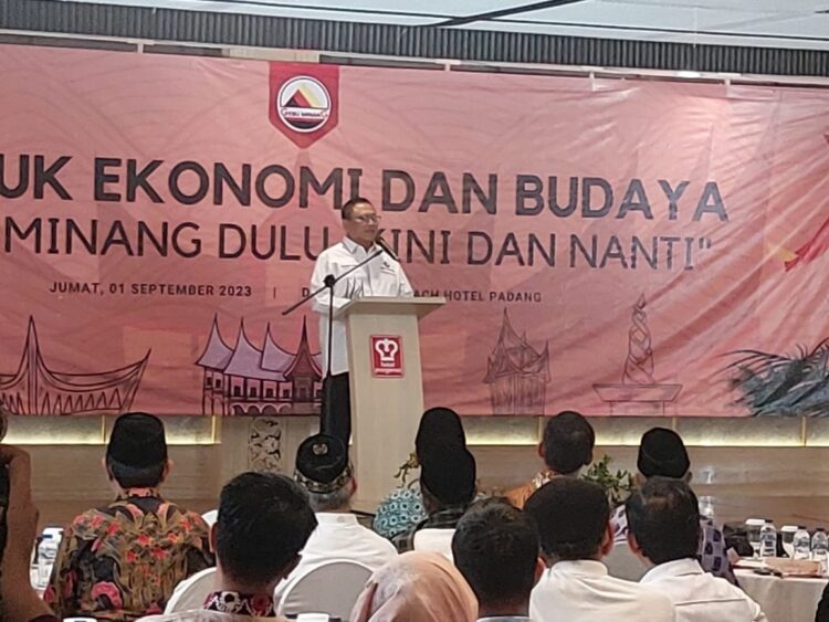 Lewat Rembuk Ekonomi dan Budaya, OSO Kritisi Kondisi Masyarakat Minang Saat Ini 1 BERIKAN— Ketua Umum Gebu Minang, Oesman Sapta Odang memberikan sambutan