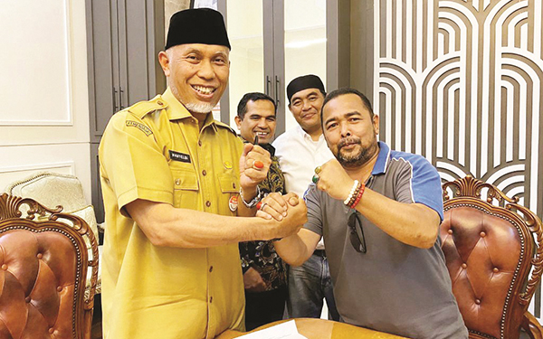 PAMIT DAN MOHON DOA— Komisioner KI Sumbar Adrian Tuswandi menyerahkan surat permohonan berhenti, sekaligus pamit dan mohon doa kepada Gubernur Sumbar Mahyeldi, Selasa (5/9). Komisioner KI ini akan maju sebagai caleg anggota DPRD Sumbar dari Partai Ummat.