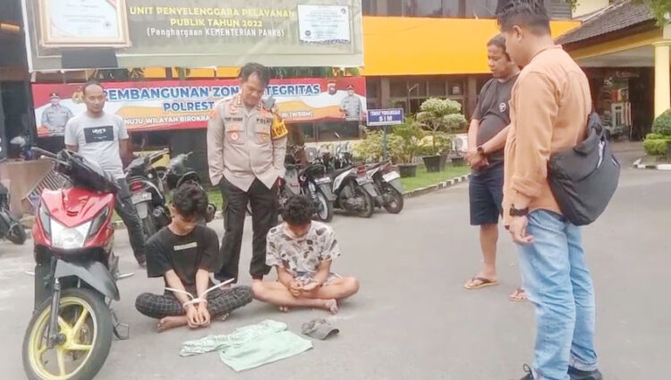 2 Sekawan Embat Hp dari Saku Motor, Terekam CCTV hingga Viral di Medsos 1 PENCURI HP— Dua pelaku Malik Munawar dan Gevin Irman ditangkap Tim Klewang Polresta Padang atas
kasus pencurian Hp.