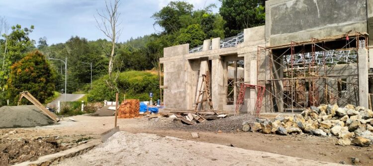 PENGERJAAN GEDUNG SAMSAT—Kondisi pengerjaan gedung Samsat Sawahlunto saat ini, Senin (25/9) yang baru mencapai 38 persen.