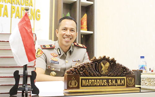 Dulu Sarang Narkoba kini Kampung Bebas Narkoba, Martadius: Berharap tak Ada lagi Masyarakat Memakai “Obat” 1 AKP Martadius
Kasat Narkoba Polresta Padang