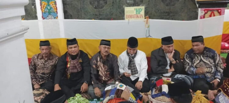Kuatkan Persatuan untuk Kemajuan Daerah, Pesta Demokrasi Berjalan Aman dan Lancar 1 PERINGATAN MAULID —Bupati Suhatri Bur mendampingi Gubernur Mahyeldi di Masjid Ampek Lingkuang.