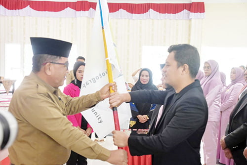 Pengukuhan Pengurus APC-AMA, Wadah Generasi Muda Berkarya, Wujudkan Agam yang Maju 1 SERAHKAN PATAKA— Asisten I Setda Agam, Rahman menyerahkan bendera pataka kepada pengurus APC-AMA Agam, Selasa (26/9) di Balairung kediaman Bupati Agam.