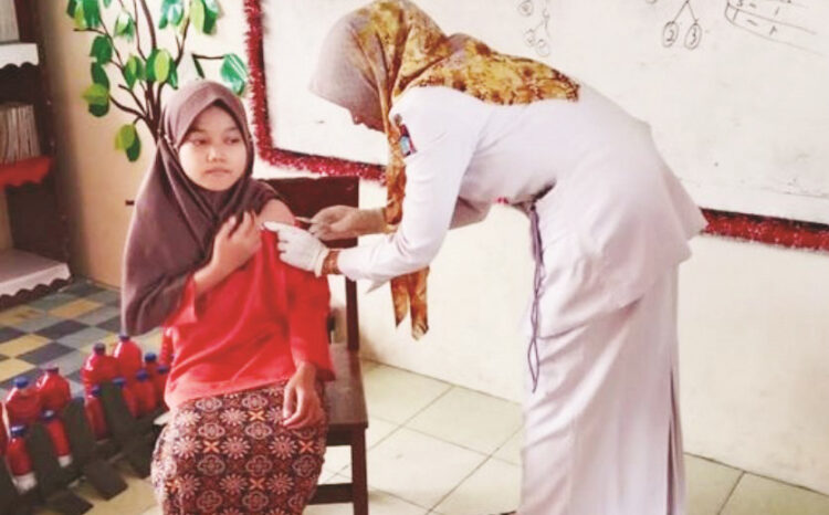 IMUNISASI—  Dinas Kesehatan Kota Padang melalui puskesmas-puskesmas mulai menggencarkan program imunisasi HPV (Human Paviloma Virus), dengan mengunjungi sekolah-sekolah.