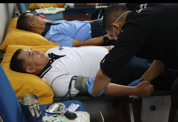 DONOR DARAH— Lantamal II Padang menggelar kegiatan donor darah dalam rangka HUT TNI ke 78, Minggu (24/9).
