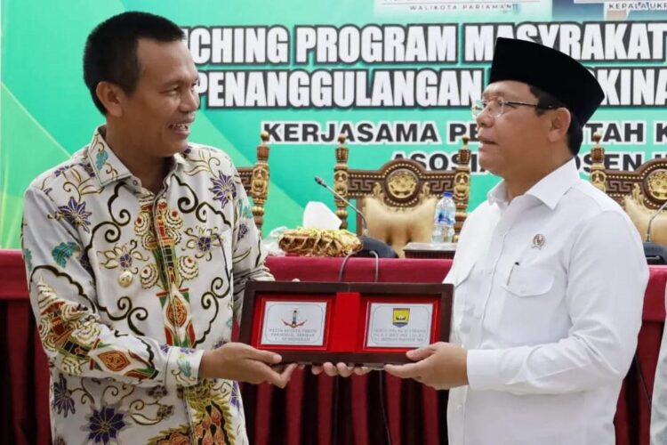 Launching Masyarakat Unggul dan Produktif, Tingkatkan Produktivitas Paralel, Tekan Angka Kemiskinan dan Pengangguran 1 TUKAR CENDERA MATA— Wali Kota Pariaman H Genius Umar bertukar cendera mata dengan Mordiono
