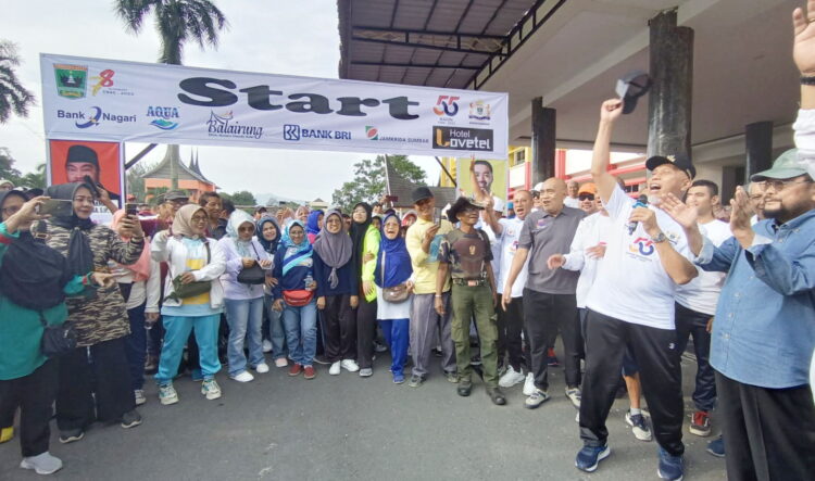 Sukses dengan Fun Walk, Leonardy Dorong KADIN Berbuat Lebih Baik untuk UMKM Sumbar 1 FUN WALK— Anggota DPD RI H Leonardy Harmainy bersama Gubernur H Mahyeldi Ansarullah saat melepas peserta Fun Walk
Kadin Sumbar dalam rangka HUT Kadin ke-55.