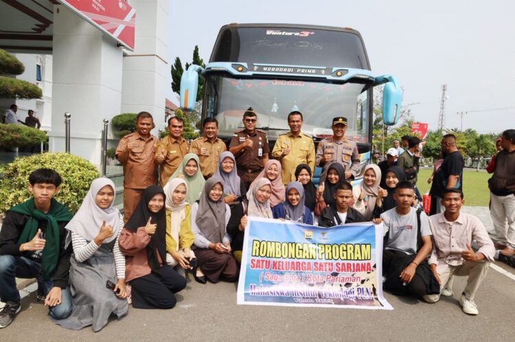 PELEPASAN— Sebanyak 18 mahasiswa program Saga Saja dilepas Wako H Genius Umar saat menuju kampus ITP-PLN.