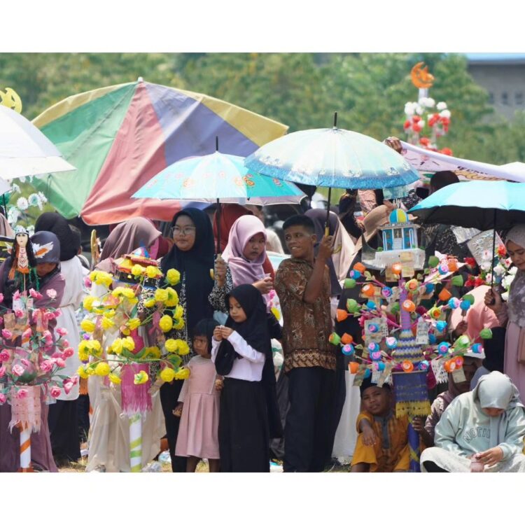Lestarikan Tradisi Maulid Nabi, Pauh Duo Sajikan Festival “Maarak Bungo Lamang” 1 MAARAK— Masyarajat maarak bungo lamang saat menyambut Maulid Nabi Muhammad SAW, di Kecamatan Pauh Duo.