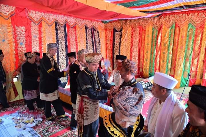 Wako Deri Asta Hadiri Batagak Penghulu Nagari Talago Gunuang 1 BATAGAK PANGHULU— Wali Kota Sawahlunto Deri Asta menghadiri acara Batagak Penghulu Nagari Talago Gunuang.