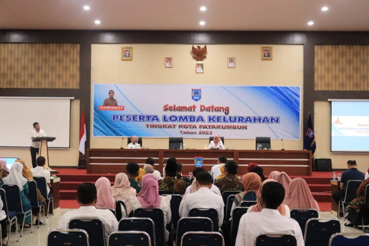 Lima Kelurahan Berpacu jadi yang Terbaik Tingkat Kota 1 LOMA KELURAHAN TERBAIK— Asisten I Pemko Payakumbuh Dafrul Pasi membuka kegiatan Lomba Kelurahan Tingkat Kota di Aula Randang Balai Kota Payakumbuh, baru-baru ini.