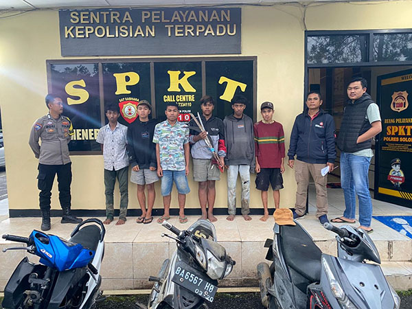 AMANKAN SAJAM— Lima orang remaja membawa sajam dan sejumlah barang bukti serta kendaraan roda dua  diamankan petugas Polres Solok.