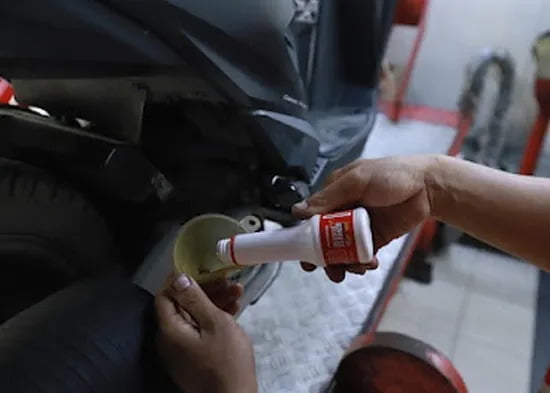 AHM Luncurkan Pelumas Skutik Honda Makin Hemat dan Tepat 1 OIL SYSTEM CLEANER— AHM meluncurkan Oil System Cleaner untuk menjaga kebersihan jalur pelumas mesin sehingga perfoma kinerja sepeda motor Honda tetap dalam kondisi optimal.